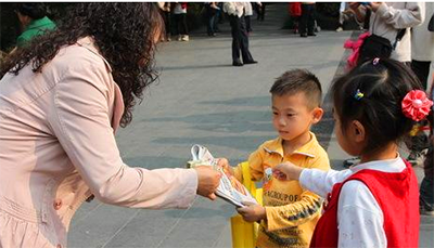 讓孩子感恩成長(zhǎng)，快來(lái)參與“愛(ài)心小報(bào)童”活動(dòng)吧！