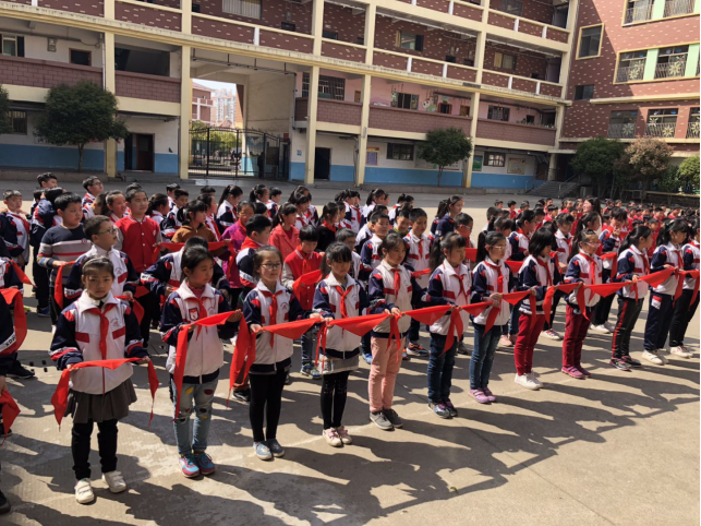 舉行少先隊入隊儀式2018.3.31121.png