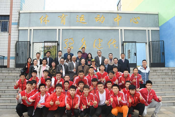 運(yùn)動場與學(xué)生合影.JPG