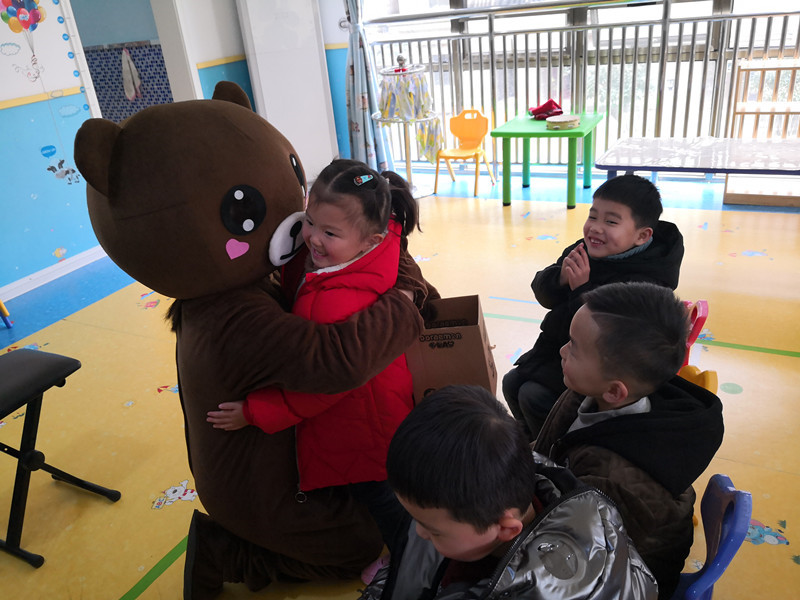 班級派發(fā)糖果_副本.jpg 班級派發(fā)糖果_副本.jpg