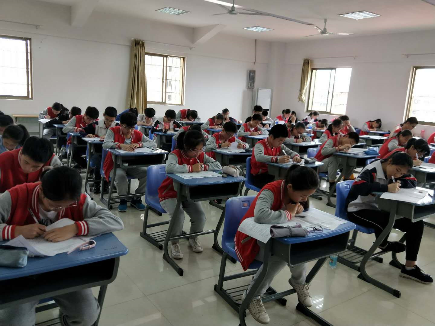 E:\雜項(xiàng)\稿費(fèi)\2019\聚仁堂稿件4月\南昌現(xiàn)代外國語學(xué)校已修改的文章(1)\南昌現(xiàn)代外國語學(xué)校已修改的文章\一朝耕耘  一朝收獲\期中\(zhòng)微信圖片_2019042520395410.jpg